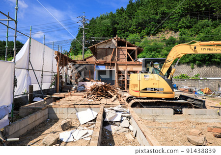 Wooden house demolition site Wooden house demolition site 91438839