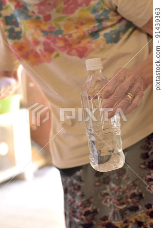 奶奶用塑料瓶裝水 奶奶用塑料瓶裝水 91439363