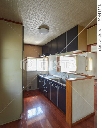House before renovation 91441598