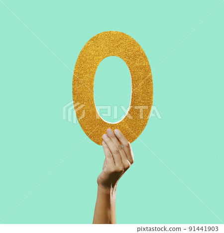 man shows the number 0 man shows the number 0 91441903