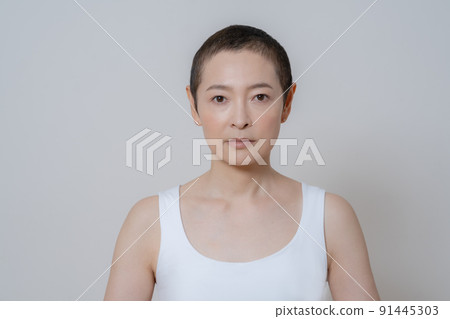 髮型很短的中年婦女的肖像 髮型很短的中年婦女的肖像 91445303