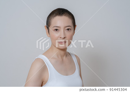 髮型很短的中年婦女的肖像 91445304