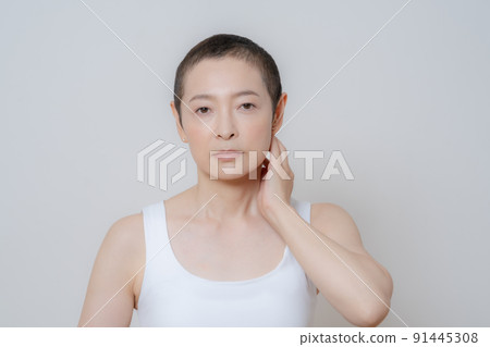 髮型很短的中年婦女的肖像 髮型很短的中年婦女的肖像 91445308