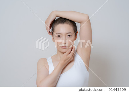 髮型很短的中年婦女的肖像 91445309