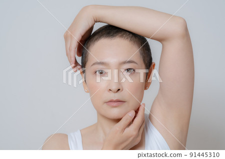 髮型很短的中年婦女的肖像 91445310