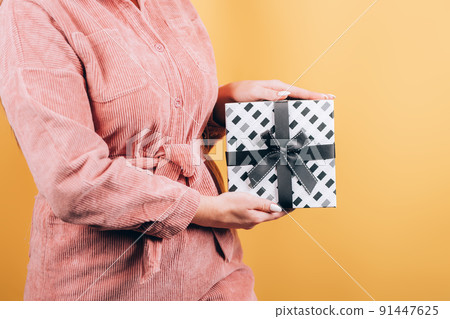 girl with gift in hands 91447625