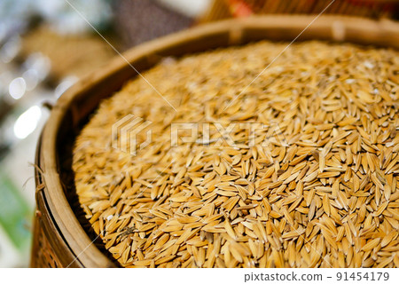 Organic paddy seeds in a bowl 91454179