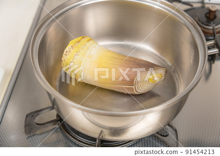 [將竹筍放入鍋中] 91454213