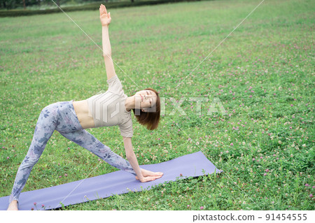 Park yoga triangle pose 91454555