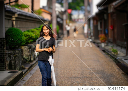 一個女人雨後在城裡散步 一個女人雨後在城裡散步 91454574