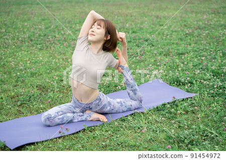 公園瑜伽半鴿式 91454972