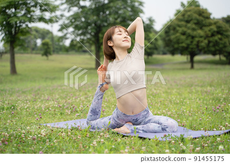 公園瑜伽半鴿式 公園瑜伽半鴿式 91455175