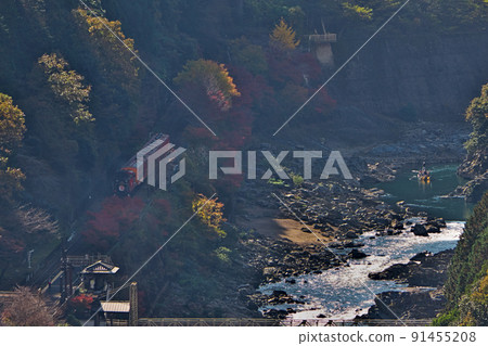 Kinshu Hozukyo-Departing trolley train and sightseeing boat down the Hozu River 91455208