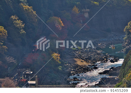 Kinshu Hozukyo-Departing trolley train and sightseeing boat down the Hozu River 91455209