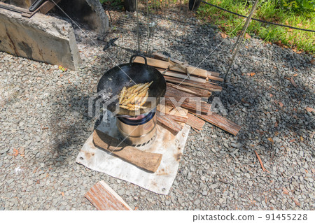 [汽車露營地的最低單人營地：在篝火上用少量油烹製炸魚] 91455228