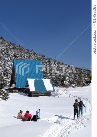 Climbers enjoying the scenery of the snowy mountains (Shimagare Sanso, Kitayokodake, Tsuboniwa Nature Park, Chino City, Nagano Prefecture) 91455265