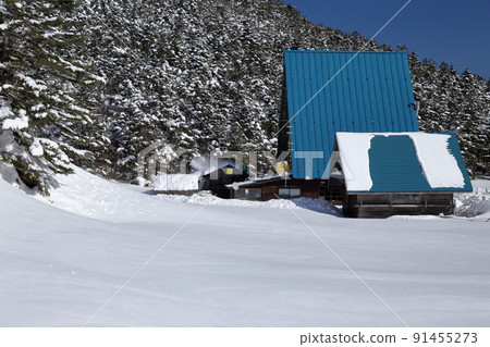 Snowy mountain hut (Shimagare Sanso, Kitayokodake, Tsuboniwa Nature Park, Chino City, Nagano Prefecture) Snowy mountain hut (Shimagare Sanso, Kitayokodake, Tsuboniwa Nature Park, Chino City, Nagano Prefecture) 91455273