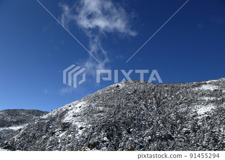 映照藍天的雪山（長野縣茅野市坪庭自然公園北代小岳） 91455294