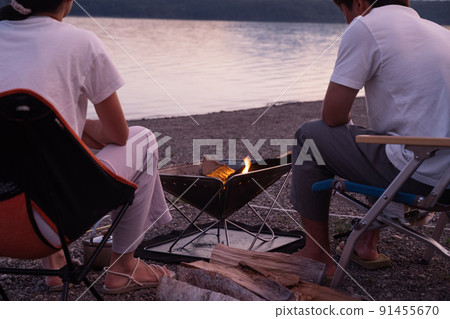 A couple bonfire while watching the sunset 91455670