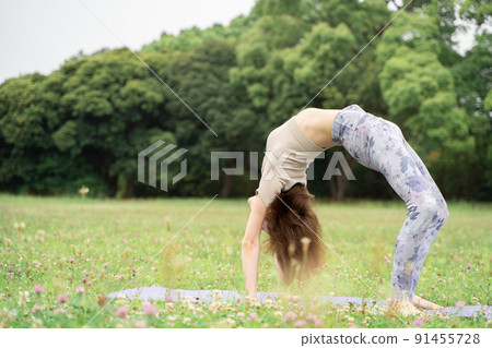 Park yoga upward bow pose 91455728