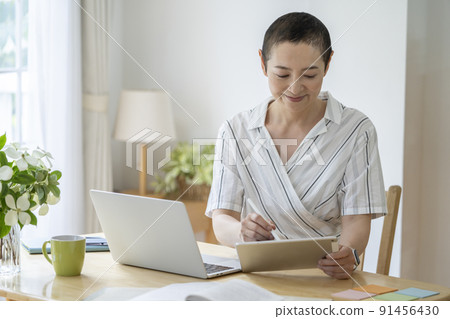 中年婦女在家工作的形象 中年婦女在家工作的形象 91456430