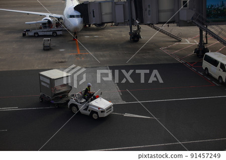 從飛機上攜帶行李 從飛機上攜帶行李 91457249