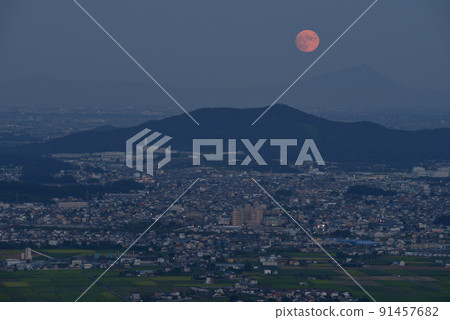 三鴨山、佐野市和從筑波山看到的黃昏時分從筑波山升起的滿月。 三鴨山、佐野市和從筑波山看到的黃昏時分從筑波山升起的滿月。 91457682