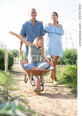 Portrait of happy family 91457997