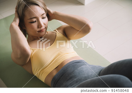 Young women doing core training and muscle training Young women doing core training and muscle training 91458048