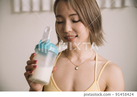 Young woman drinking protein 91458424
