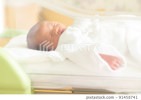 新生兒睡在嬰兒床上 91458741