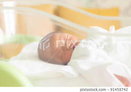 新生兒睡在嬰兒床上 91458742
