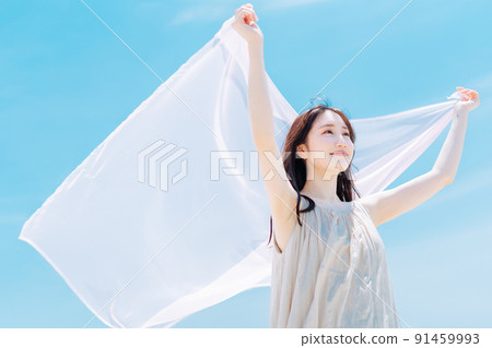 藍天背景下的女人肖像 91459993