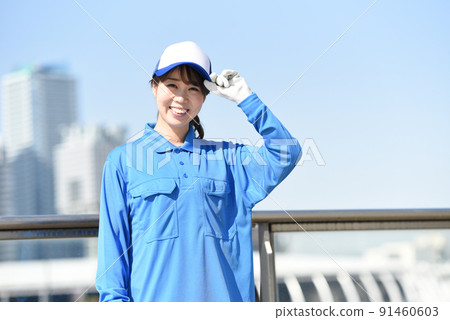 戶外穿著工作服的女人(看著鏡頭) 戶外穿著工作服的女人(看著鏡頭) 91460603