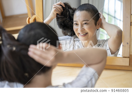 鏡子裡戴著假髮的中年婦女 鏡子裡戴著假髮的中年婦女 91460805