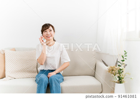 Japanese women who touch the skin on the sofa to take care of their skin (beauty, elasticity, elasticity) 91461081