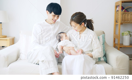 一對抱著嬰兒的夫妻圖片 一對抱著嬰兒的夫妻圖片 91462250