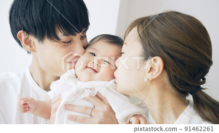 A couple kissing a baby Child-rearing image 91462261