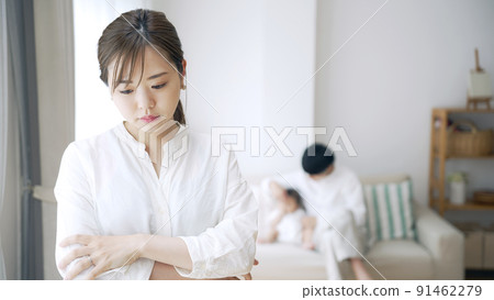 擔心撫養孩子的女性 厭倦了撫養孩子 91462279