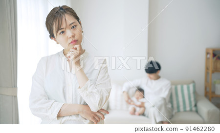 擔心撫養孩子的女性 厭倦了撫養孩子 擔心撫養孩子的女性 厭倦了撫養孩子 91462280