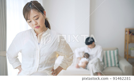 擔心撫養孩子的女性 厭倦了撫養孩子 擔心撫養孩子的女性 厭倦了撫養孩子 91462281