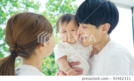 Babies and parents laughing against the backdrop of nature Babies and parents laughing against the backdrop of nature 91462311