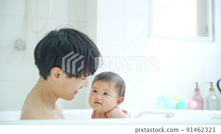 一個男人帶著嬰兒洗澡 91462321