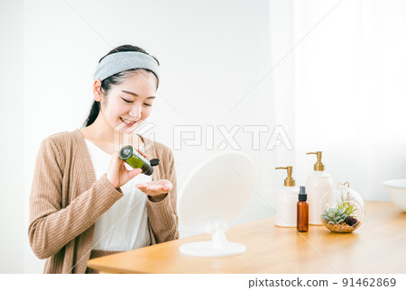 Women who take care of their skin at home (toner / whitening) 91462869