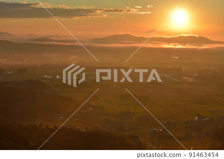 三鹿山漂浮在從富士山山頂南側的小山峰照射在晨光中的雲海中。 91463454