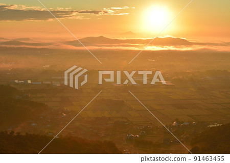 三鹿山漂浮在從富士山山頂南側的小山峰照射在晨光中的雲海中。 三鹿山漂浮在從富士山山頂南側的小山峰照射在晨光中的雲海中。 91463455