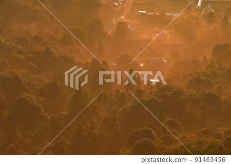 早上從岡山山頂附近，看向山入口處的停車場。 91463456