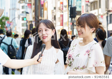 接受街頭採訪的婦女 91463581