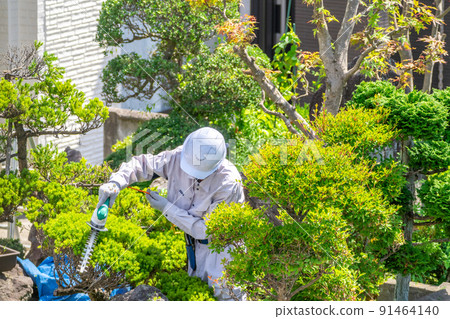 在職老人為當地社區做貢獻 修剪植物 91464140