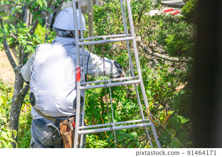 在職老人為當地社區做貢獻 修剪植物 91464171